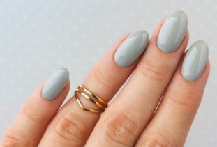grey nails with rings
